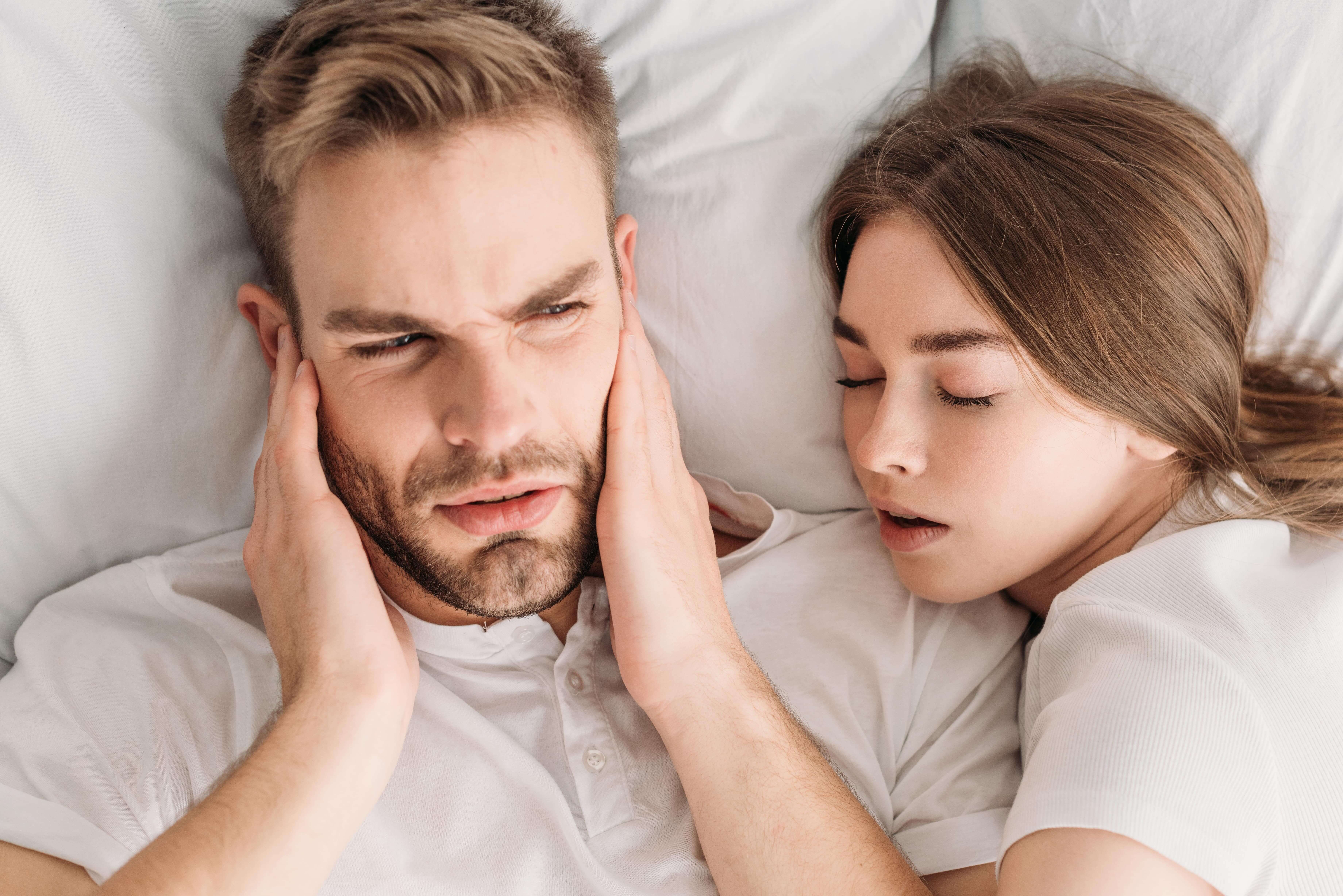 Gemeinsames Schlafen ist gut für die Beziehung – solange es keine Schlafstörer gibt. Dabei muss gerade Schnarchen kein Beziehungs-Killer sein!