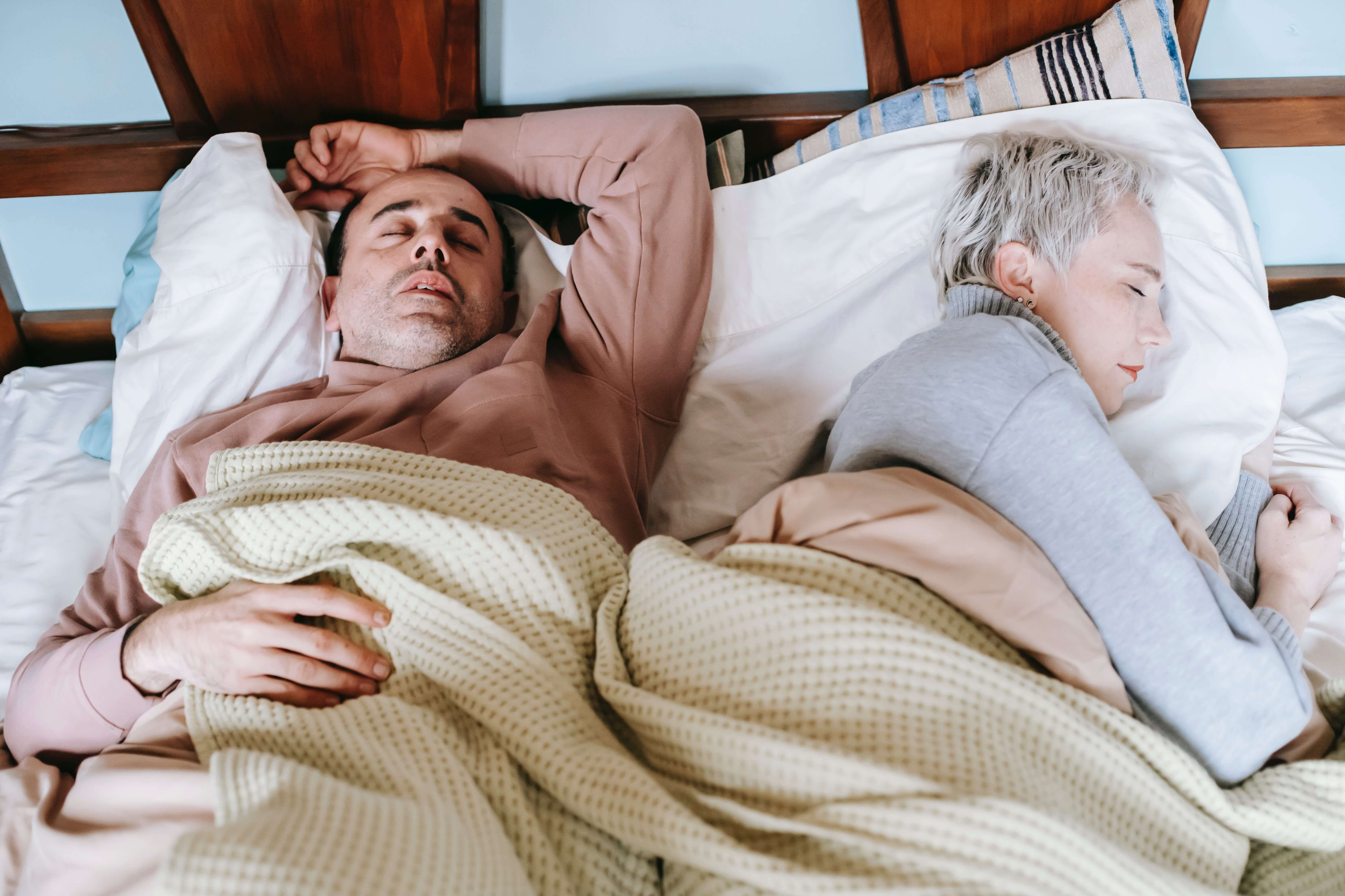 Frauen schlafen durchschnittlich länger als Männer: Sind die körperlichen Unterschiede ursächlich?