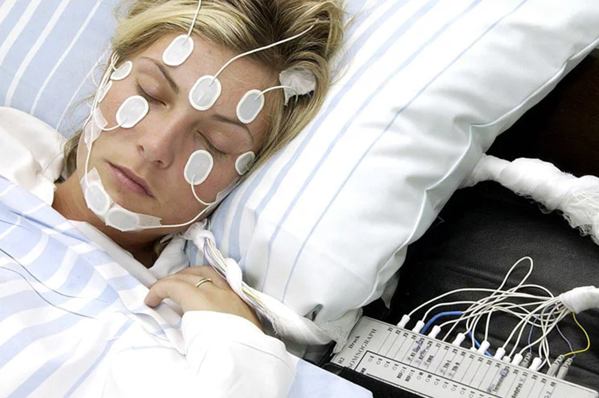 Untersuchung auf nächtliche Atemaussetzer: Für die Diagnose einer Schlafapnoe braucht es eine Nacht in einem Schlaflabor.
